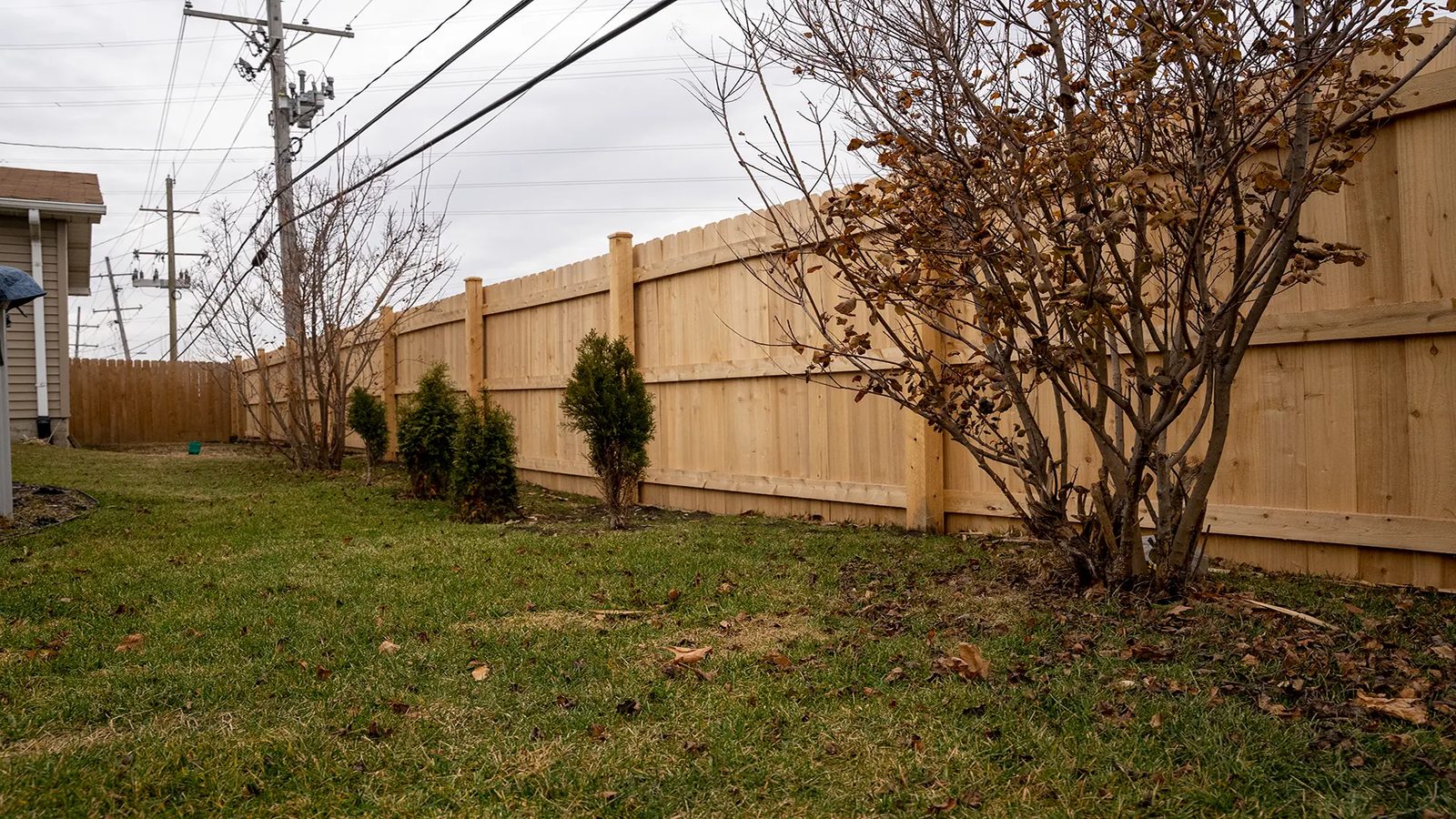 Lattice-top vinyl privacy fence